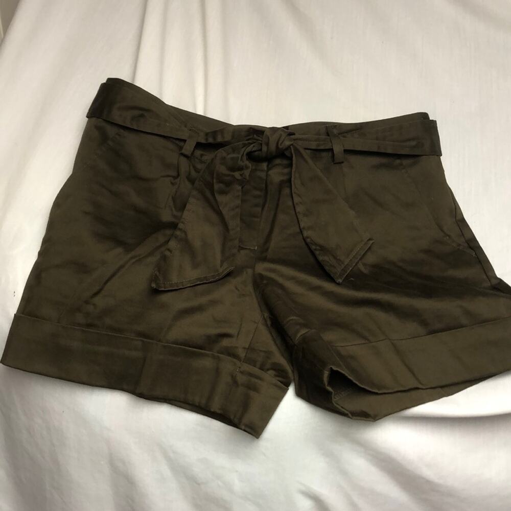 The limited drew fit 8 olive short worn once